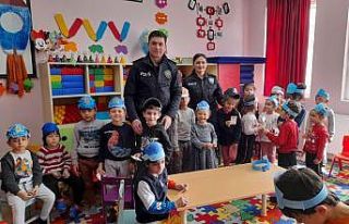 Polisler, minik öğrencilere hediyeler dağıttı