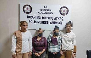 Polisten kaçarken çaldıkları parayı etrafa saçan...