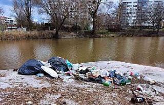 Porsuk Çayı’nın kıyısındaki çöp yığını...