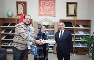 Prof. Dr. Karabulut, kitap kurdu öğrencilere kitap...