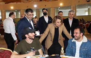 Protokol, öğrencilerle iftarda buluştu