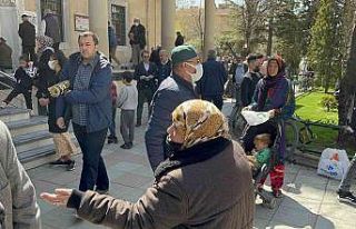 Ramazan ayında cami çıkışlarında dilenciler...