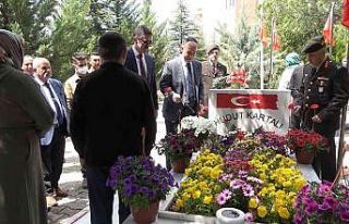 Ramazan Bayramı öncesi şehit mezarlarına karanfil...