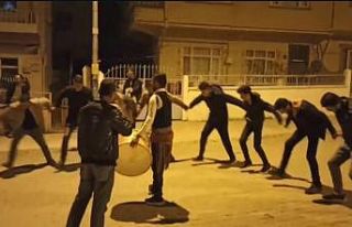 Ramazan davulcusuna sürpriz yapıp, sahur vakti halay...