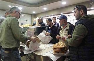 Ramazan’ın ilk gününde sıcak pide kuyruğu geleneği...