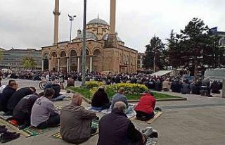 Ramazanın son cuma namazında camiler doldu taştı