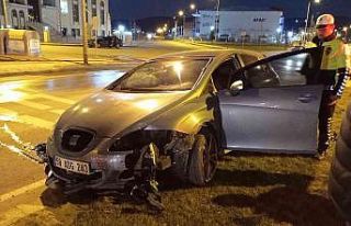 Refüja çıkan araçta bulunan 4 kişi yaralandı