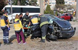 Refüje çarpan otomobil hurdaya döndü, sıkışan...