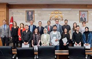 Rektör Aksoy’dan, ‘ödül sahibi’ genç iletişimcilere...