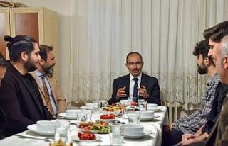 Rektör Beydemir iftarını öğrenci evinde açtı
