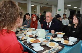 Rektör Çomaklı, iftarını öğrencilerle birlikte...