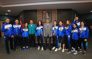Rektör Kutluhan madalyalı sporcuları tebrik etti