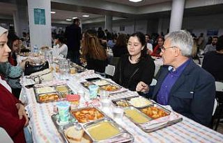 Rektör Özaydın ilk iftarını öğrencilerle birlikte...