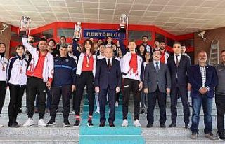 Rektör Özaydın’dan başarılı sporculara GAÜN...