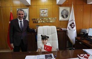 Rektör Prof. Dr. Göktaş koltuğunu çocuklara devretti