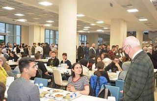 Rektör Savaş iftarda öğrencilerle buluştu