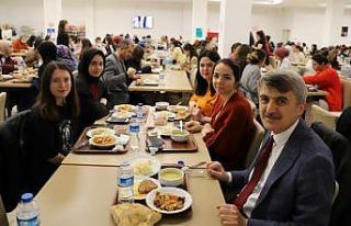 Rektör Uysal, öğrencilerle iftar yaptı