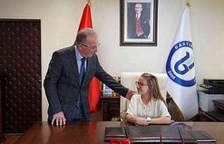 Rektör Uzun, koltuğunu ilkokul öğrencisine devretti