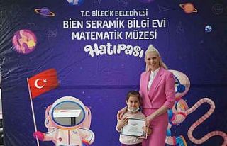 Robotik kodlama eğitimi alan çocuklar sertifikalarını...