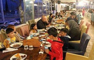 Romanlar iftar yemeğinde buluştu