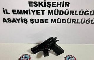 Ruhsatsız tabanca ile polise yakalandı