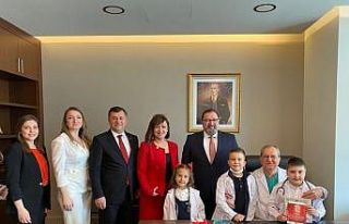 Sağlık çalışanları koltuklarını öğrencilere...