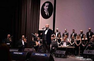 Sağlıkçılar ayakta alkışlandı