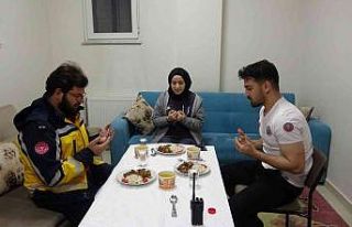 Sağlıkçıların bir kulağı ezan sesinde, bir...