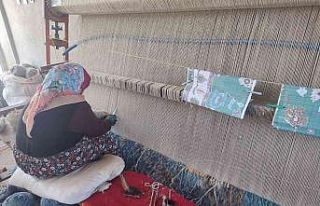 Sahurdan sonra halı dokuyorlar