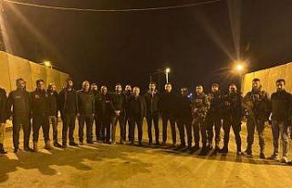 Sahuru uygulama noktasında görevli polislerle yaptı