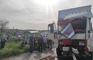 Sakarya’da kamyon ile otobüs çarpıştı, çok...