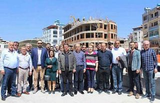 Samandağ merkezindeki 33 yıllık bina yakılıyor