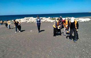 Samandağ sahilinde petrol kalıntıları için temizlik...