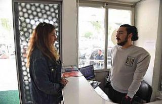 Samet önce kollarına şimdi işine kavuştu