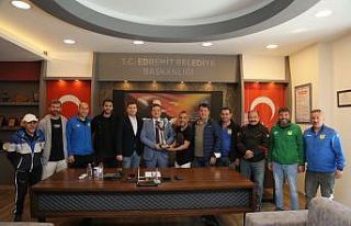 Şampiyon 1966 Edremitspor kupayı başkana getirdi