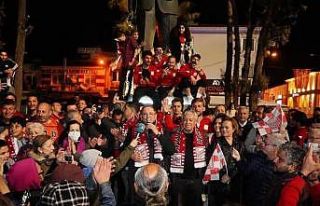 Şampiyon Ayvalıkgücü’ne coşkulu karşılama