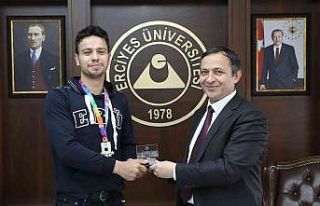 Şampiyon Basketbol Erkek Takımı Sporcularından...