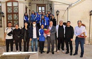 Şampiyon bayan futbol takımından protokol ziyareti