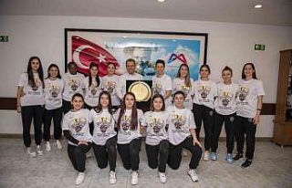 Şampiyon hentbolcular, kupa sevincini Başkan Seçer...