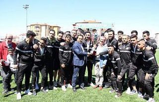 Şampiyon Kale Belediyespor kupasını kaldırdı