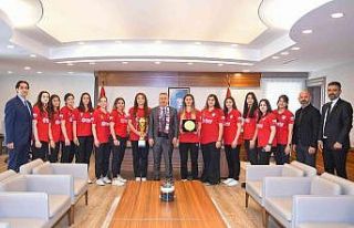 Şampiyon kızlar Vali Elban ve Başkan Karalar’ı...