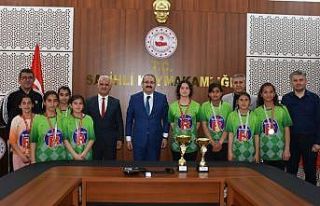 Şampiyonlar sevinçlerini Kaymakam Sağlam ile paylaştı