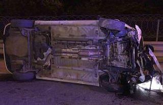 Sancaktepe’de orta refüje çarpan araç yan yattı