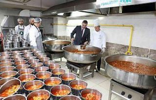 Şanlıurfa’da iftar öncesi sıcak yemek ikramı...