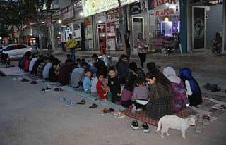 Şanlıurfa’da sokak ortasında iftar sofrası