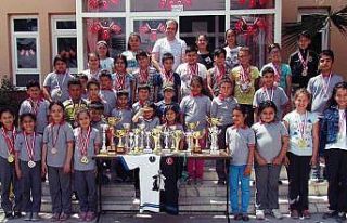 Satranç tutkusunu öğrencilere aşıladı, başarılar...