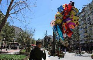 Sattığı balonlarla Eskişehir sokaklarına renk...