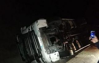 Sebze yüklü tır devrildi, sürücüsü yaralandı