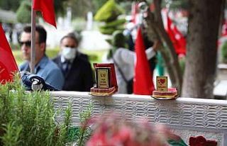 Şehit mezarlığında duygulandıran plaket