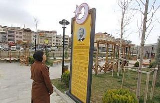 Şehit Nusret Bey’in biyografisinin olduğu levha...